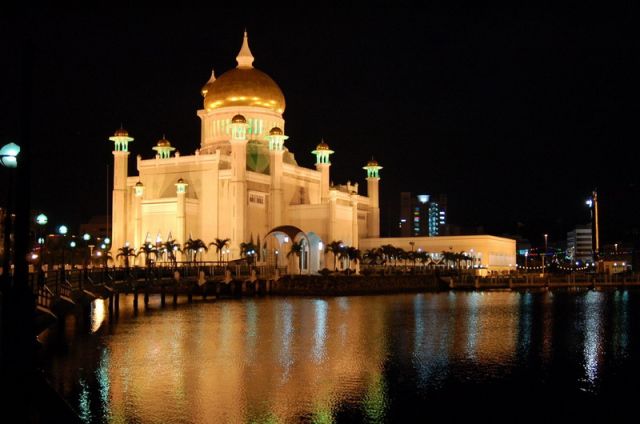 Brunei Omar Ali Saifuddien Mosque (night).jpg